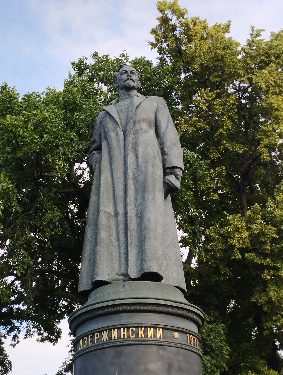 Памятник Ф.Э.Дзержинскому (ФОТО АВТОРА)