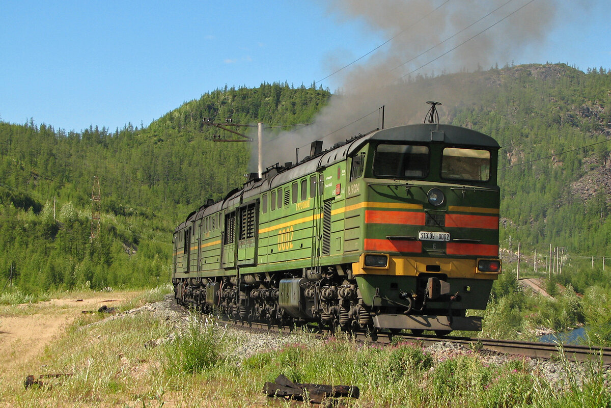 Тепловоз 3ТЭ-10У тащит грузовой состав по БАМу.