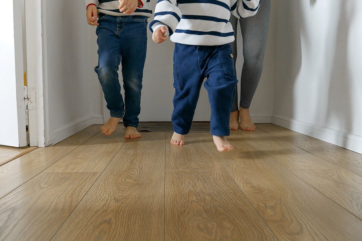 Ламинат — довольно прочное покрытие, но со временем может начать скрипеть. Источник: Shutterstock📷
