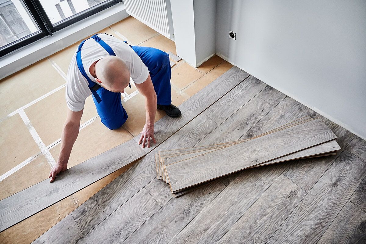 Укладку пола лучше доверять профессионалам. Источник: Shutterstock📷
