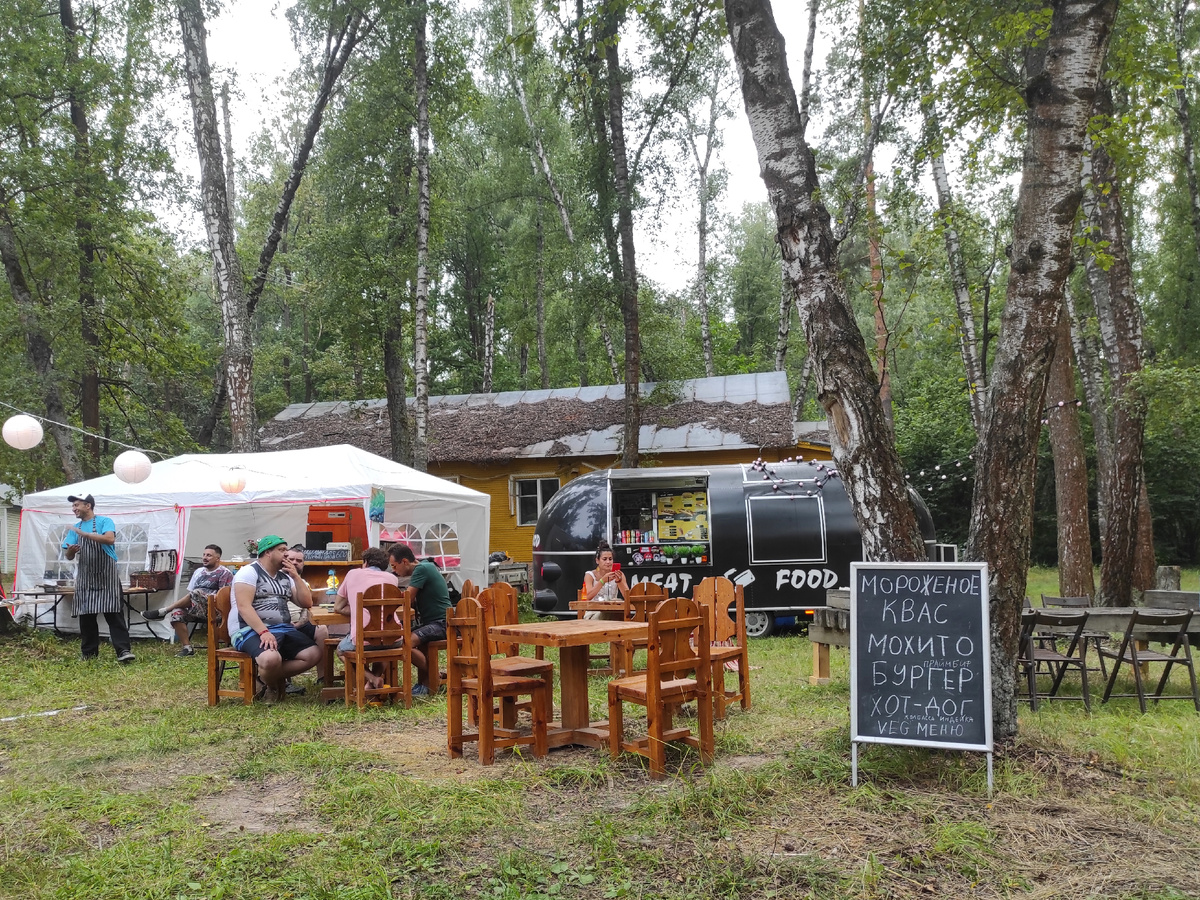 И даже мебель русская. Деревянная