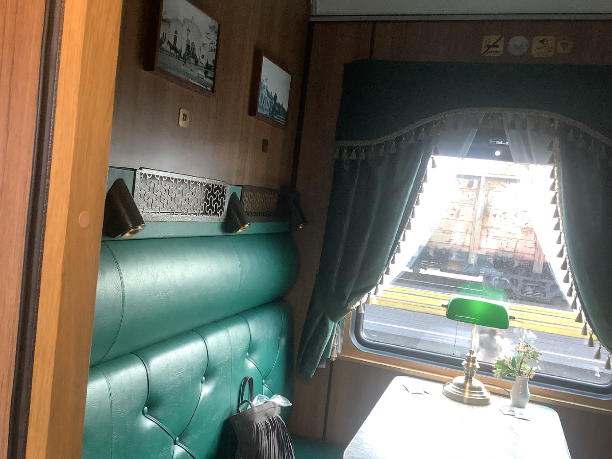 На стенах репродукции фотографий царских времён развития железной дороги. Фото автора.