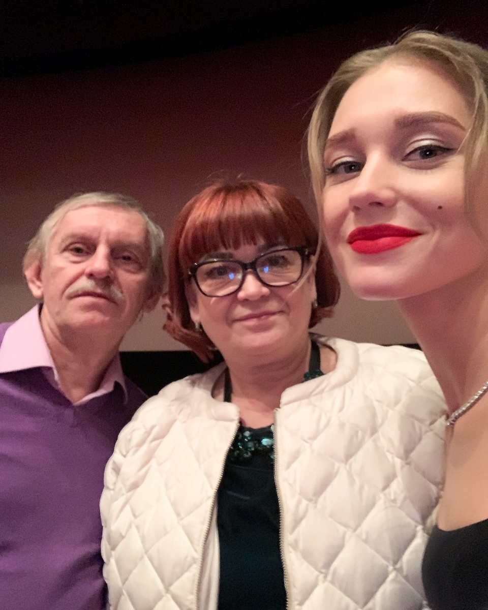    Кристина Асмус с отцом Игорем Львовичем и матерью Радой ВикторовнойСоцсети Кристины Асмус