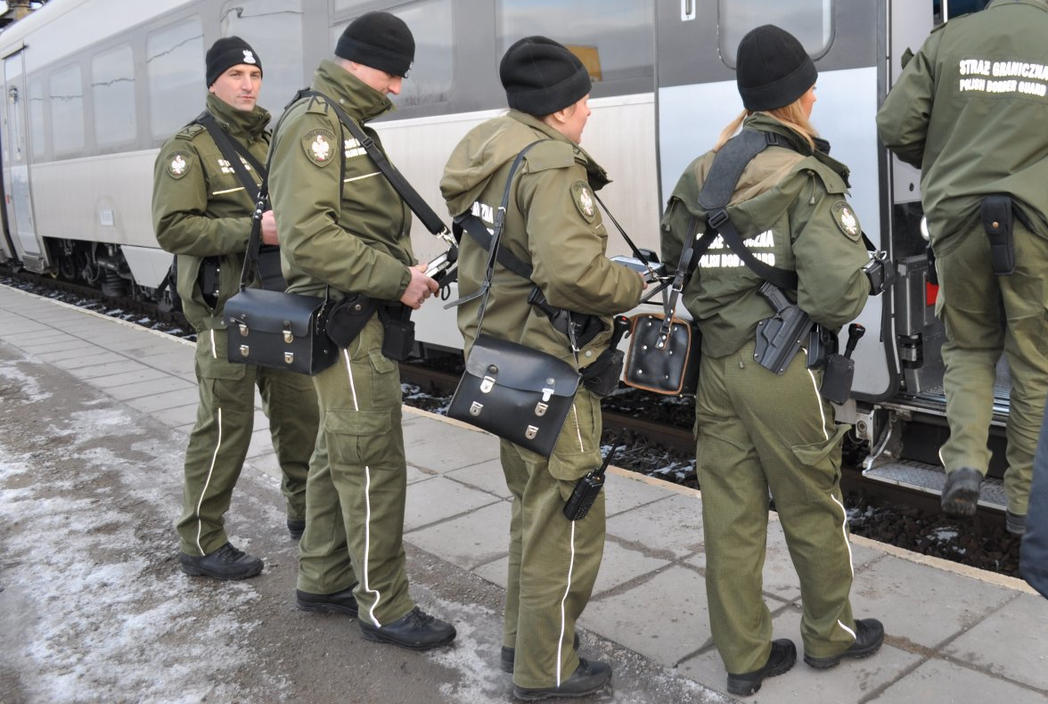 Сотрудники подразделения пограничного контроля Пограничной стражи Польши в зимней служебной форме