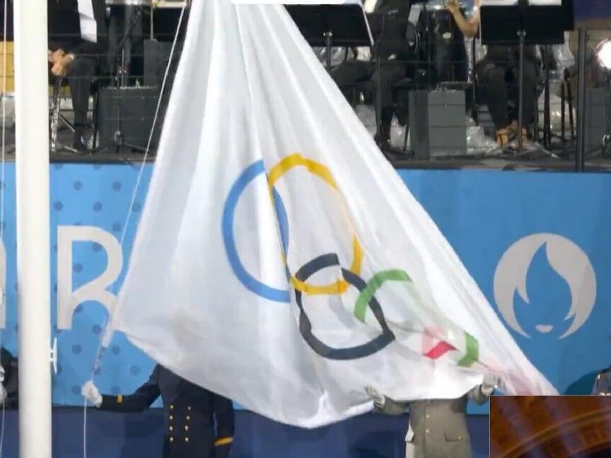    Перевернутый флаг Олимпиады на церемонии открытия в Париже© Фото : olympics.com