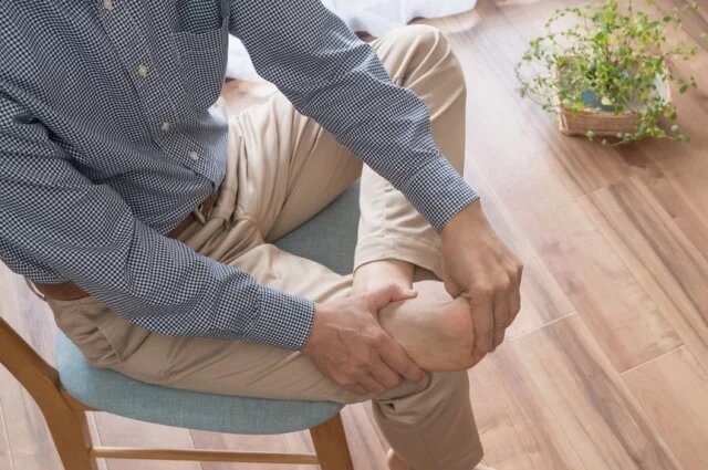    Как лечить синдром беспокойных ног домашними средствами?