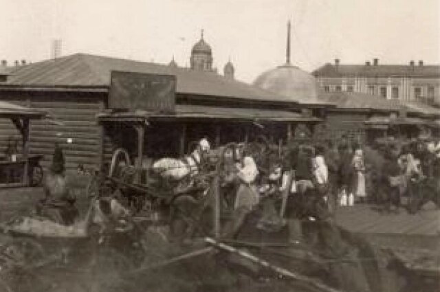    Мелочной базар на Ивановской площади в Иркутске (современная площадь Труда возле Цирка). Конец 19 - начало 20 века. Фото: Государственный каталог музейного фонда РФ