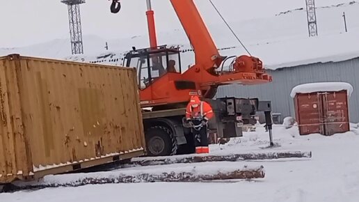 Не рассчитал габариты крановой установки. В процессе работы автокрана противовес оказался помехой