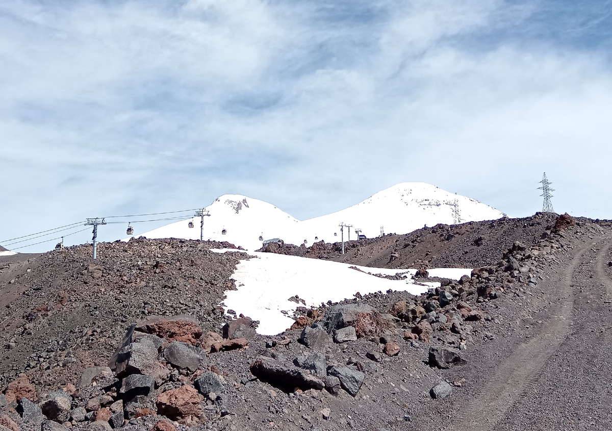 Вид на обе вершины Эльбруса с высоты примерно 3500 метров южного склона. Фото автора от 25.07.2024 после восхождения. 