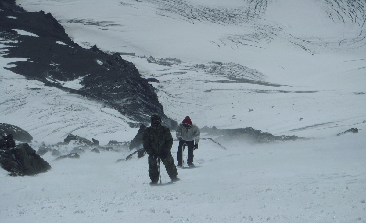 Восхождение на Восточную вершину Эльбруса с востока в августе 2010. Акклиматизационный выход до бокового кратера. Фото Михаила Константинова. Я в светлой куртке на втором плане.