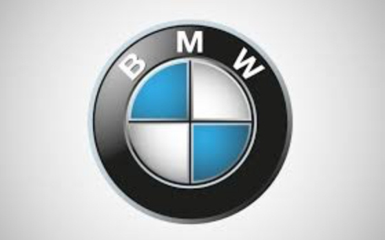 Эмблема BMW появилась в сентябре 1917 г.: стилизованный вращающийся пропеллер, который позже для простоты изображения был заменен кругом из четырех секторов. Два белых означали вращающиеся лопасти, а два голубых – просвечивающее сквозь них небо. Сейчас уже трудно вспомнить, когда началось великое противостояние BMW и Mercedes-Benz. Вероятно, битва гигантов разгорелась в 1936 г, когда BMW вывел на рынок модель 326, отличавшуюся современной технической начинкой, необычным закругленным дизайном и шикарной отделкой салона. Выйдя на ринг, где господствовал Mercedes-Benz, баварский автомобиль вышел победителем из этой схватки – объемы продаж «вагенов» с «пропеллером» на носу заткнули за пояс «трехлучевых».