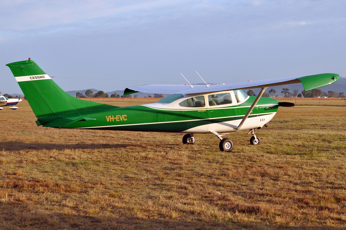 Изображение взято с сайта https://upload.wikimedia.org/wikipedia/commons/5/50/VH-EVC_Cessna_182L_Skylane_%286895485177%29.jpg