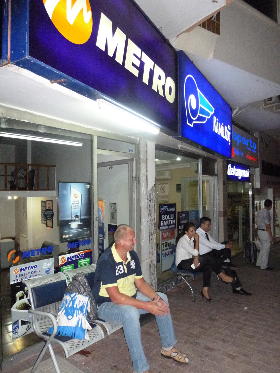 Фото автора. Ждем автобус на отагаре.