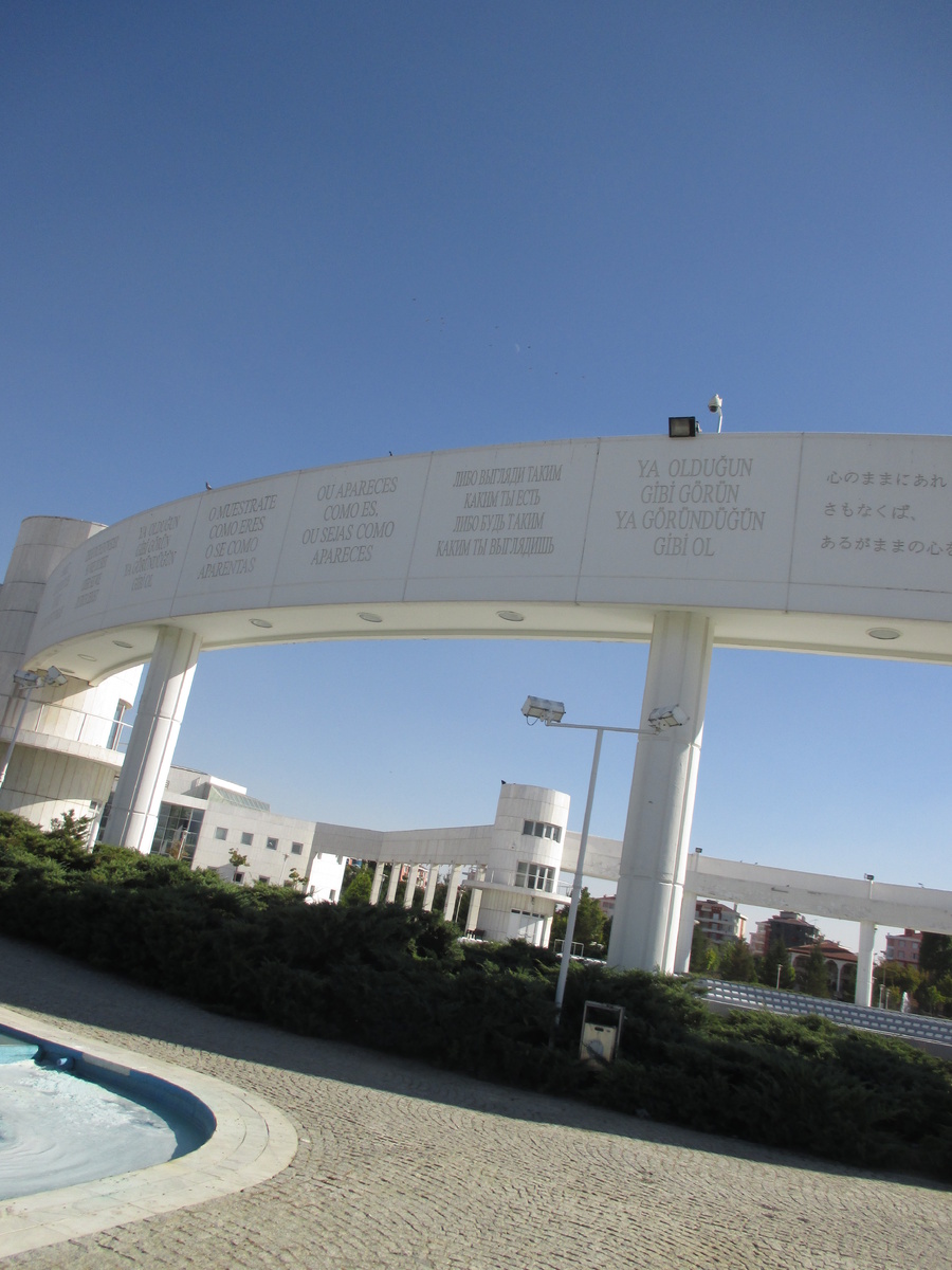 Фото автора. И на руссом тоже - "Либо выглядишь таким как ты есть, либо будь таким как ты выглядишь"