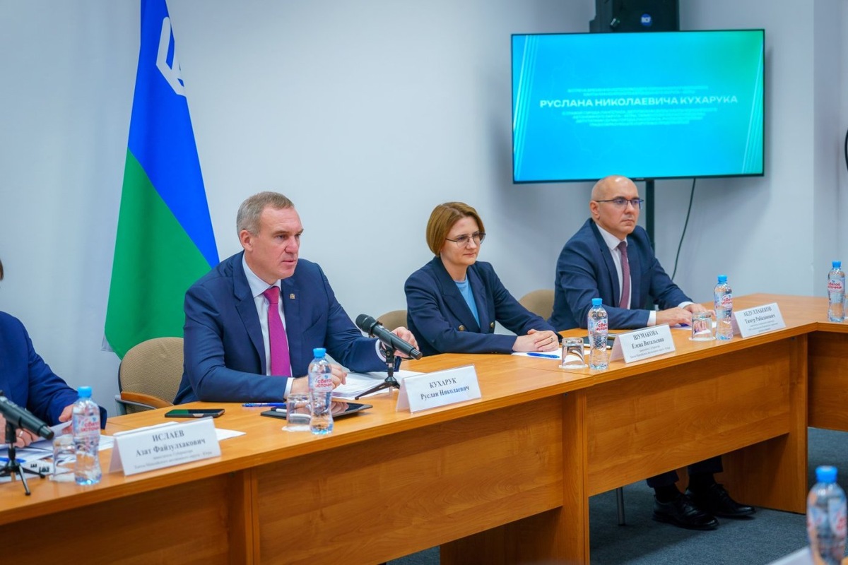    В Лангепасе проходит рабочая встреча Руслана Кухарука с управленческой командой города