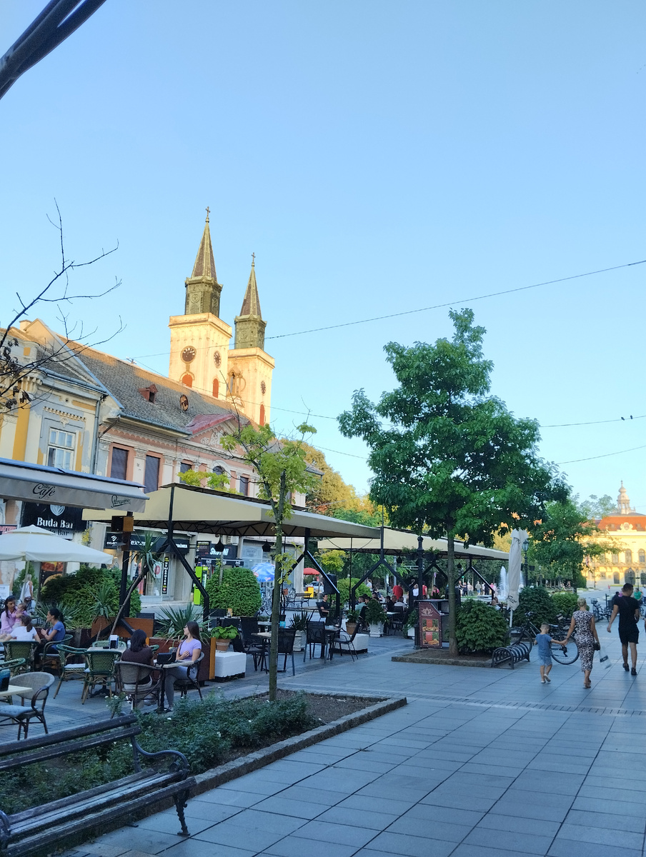 Вечером на главной улице города