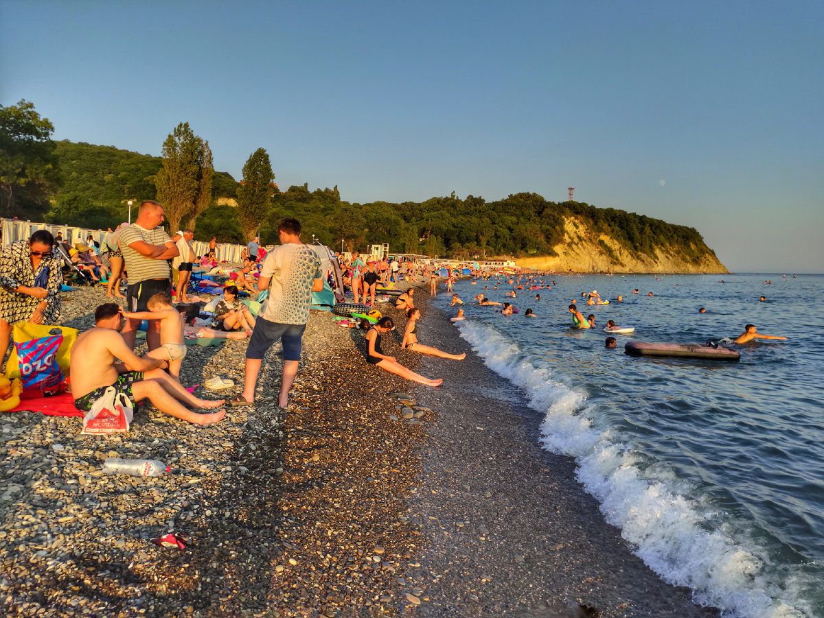 Обычная картина для июля - на пляже самый настоящий аншлаг. Лучшие места разбирают рано утром. 