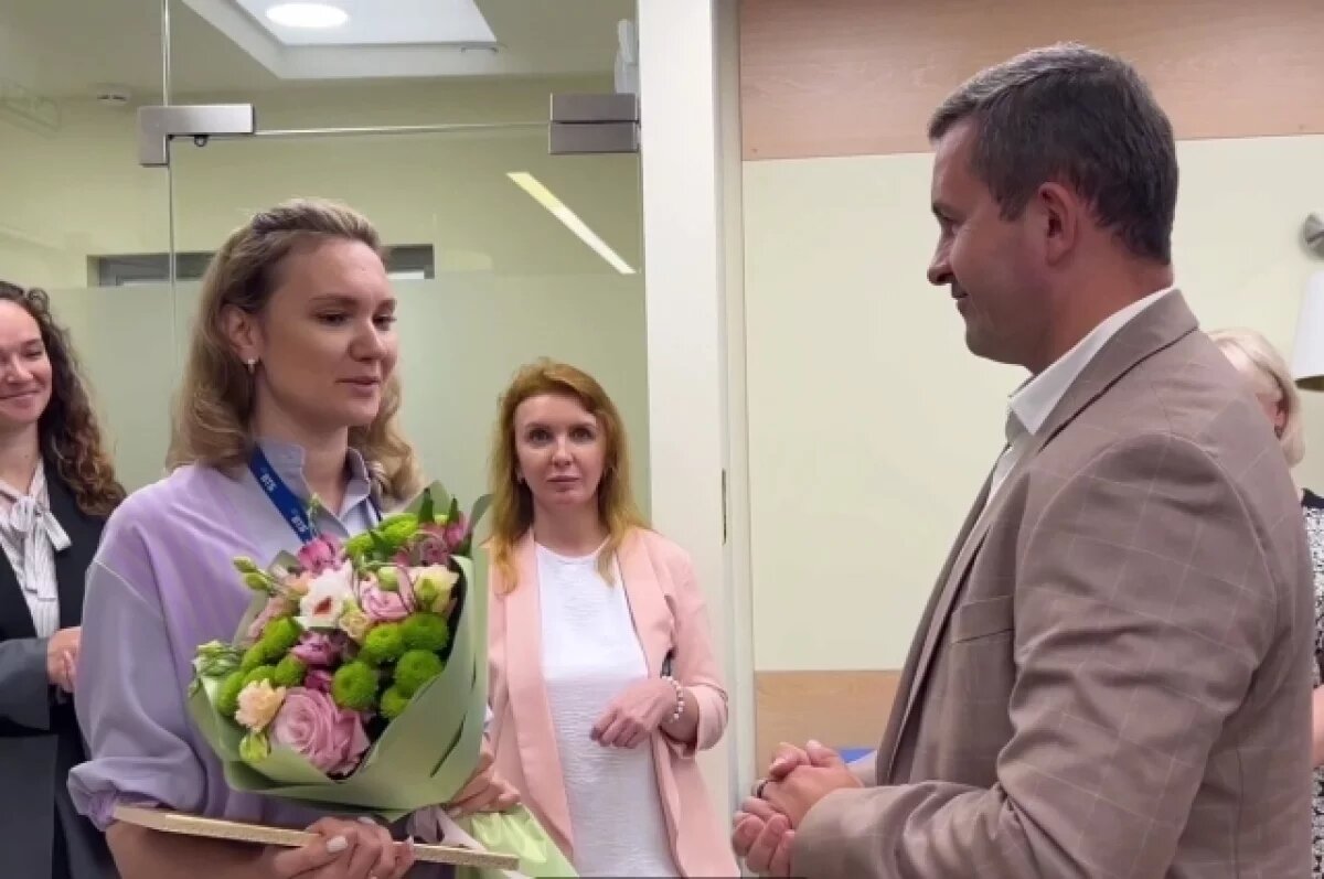    Мэр Томска Дмитрий Махиня вручил благодарность жене военного