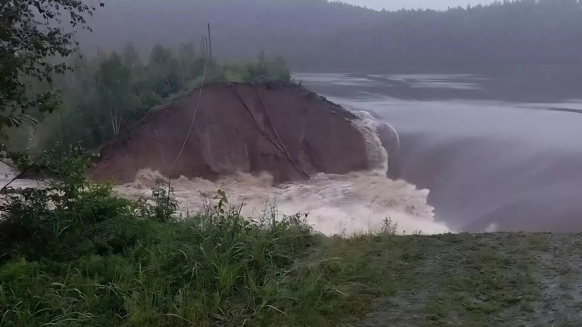    Сильные дожди в Челябинской области прорвали дамбу / © ГАИ Челябинской области