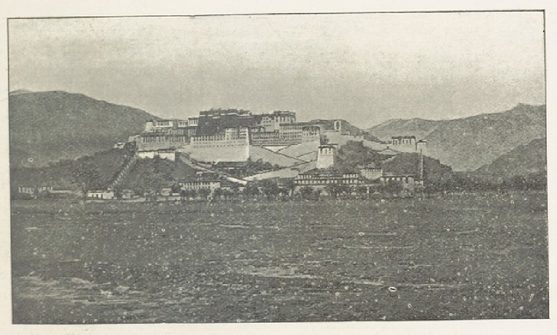 FIG. 38. — BODALA, RÉSIDENCE DU DALAÏ-LAMA, A LHASSA, EN 1901. D’après la photographie de O. Norzounof.Reproduction interdite, en France et à l’étranger, y compris la Suède et la Norvège.