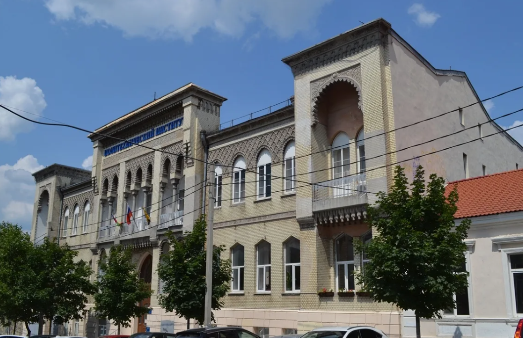 Особняк (доходный дом) Абрама Юкелиса на улице Карла Маркса в Новороссийске. Современный вид здания 1913 года постройки, архитектор Ф.И. Меерович. Ныне — корпус Новороссийского политехнического института