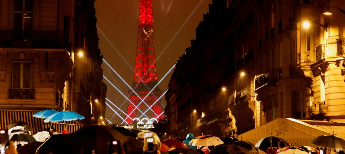 Сотни тысяч людей несмотря на дождь не пропустили зрелище открытия Олимпийских игр © Reuters 