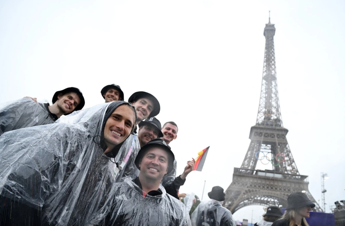 В пончо: немецкий теннисный ас Александр Зверев позировал на фоне Эйфелевой башни © Reuters