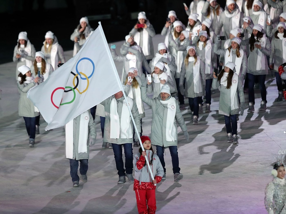Нейтральный флаг не значит ничего.Спортсмен всё равно знает,откуда он. Но нести ответственность-это уже другой вопрос. И все они это понимают