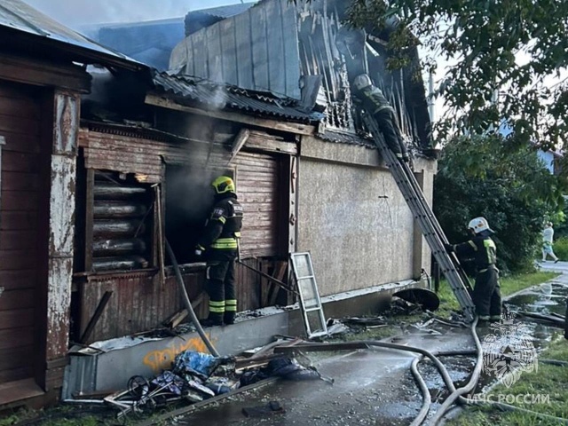    Два частных дома на площади 220 кв.м. сгорели на Лежневской в Иванове