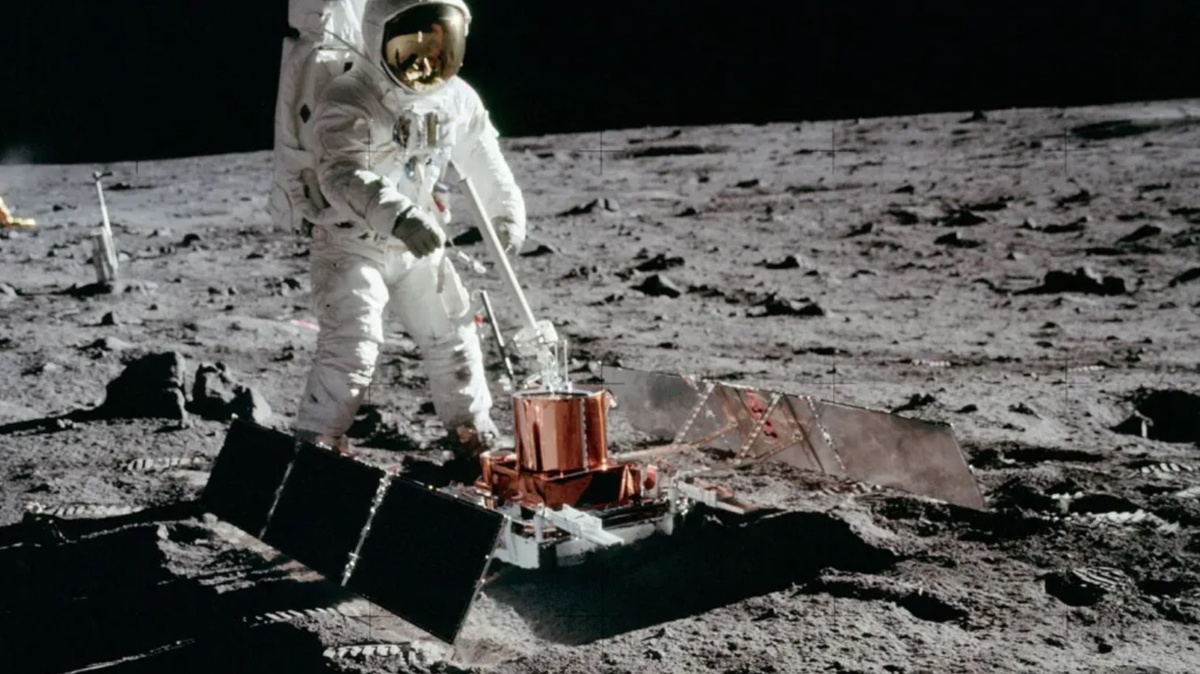 Первый лунный сейсмометр был установлен на Луне в 1969 году во время миссии «Аполлон-11».    
 Источник: NASA  📷
