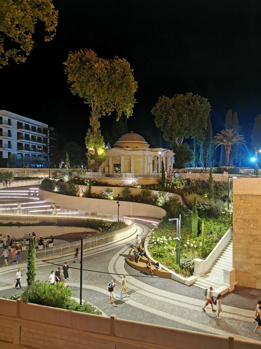 Набережная реки Сочи возле пляжа Ривьера