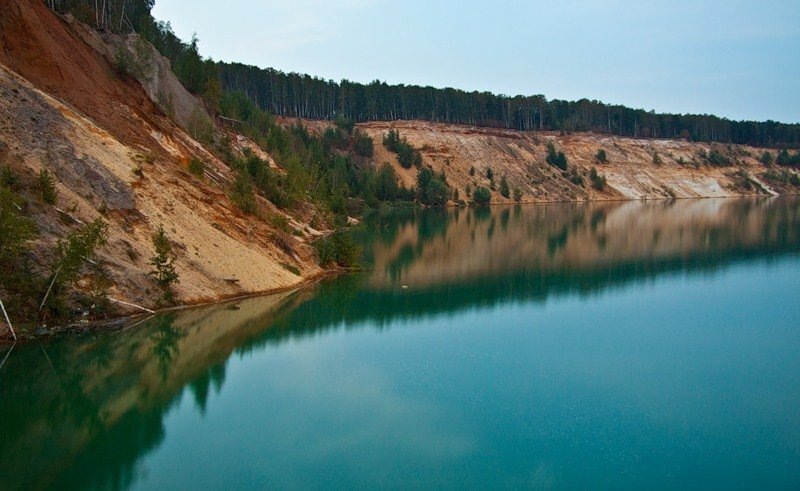 Карьер постепенно заполнился грунтовыми водами, поэтому водоём образовался естественно. Фото: MurlinVk / Яндекс Карты