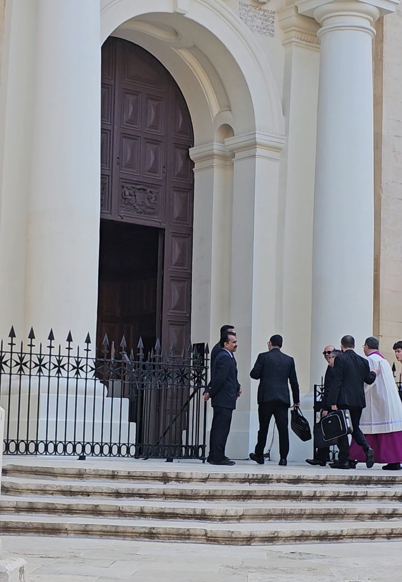Ступени собора Святого Иоанна, где всё полизошло