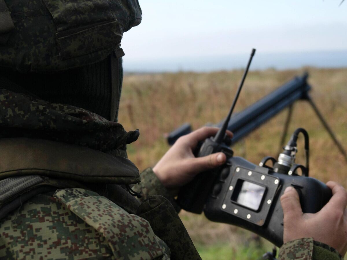    Военнослужащий ВС РФ во время запуска беспилотников-разведчиков и дронов-камикадзе на Николаево-Криворожском направлении© РИА Новости / Иван Родионов