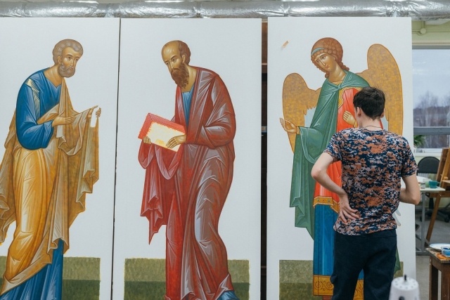    Мастера из Шуи и Палеха пишут иконостасы для двух соборов в Астрахани