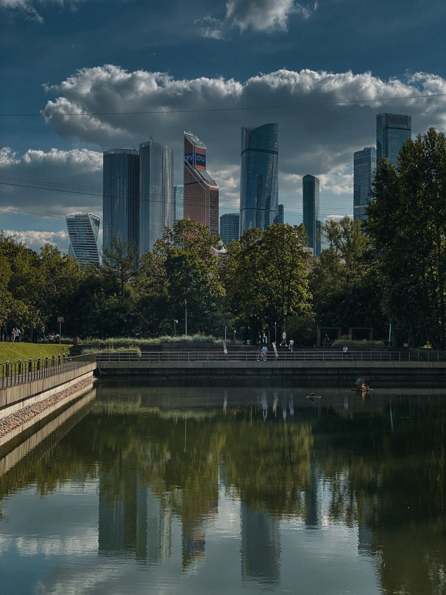 Красногвардейские пруды часто сравнивают с Централ парком в NY. А все из-за чудесного вида на высотки.