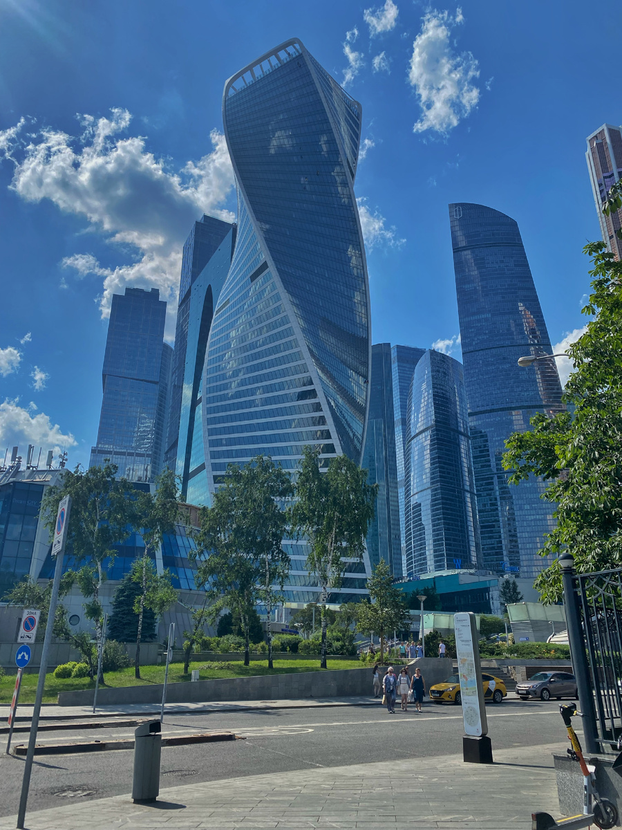 Вид с Краснопресненской набережной на Москву Сити