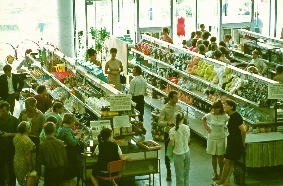 Пустой советский магазин. Люди бьются в истерике из-за "пустых полок". 1971 год