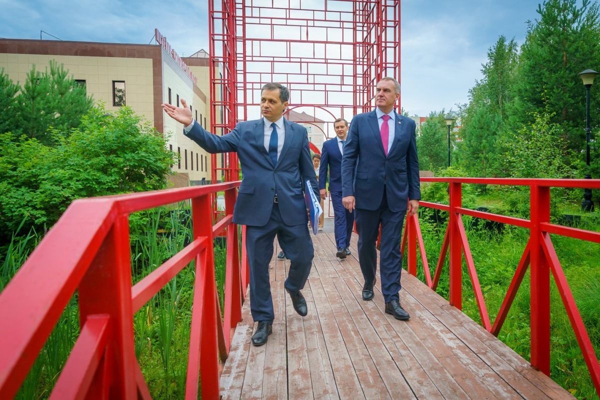    Руслан Кухарук ознакомился с ходом ремонта одного из ключевых спортивных объектов Лангепаса
