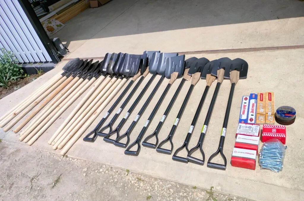 Лопаты и всякая всячина у меня во дворе перед отправкой на СВО