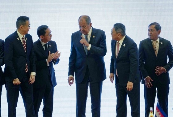    Сергей Лавров (в центре) во время фотосессии с участниками на встрече глав МИД стран Ассоциации государств Юго-Восточной Азии