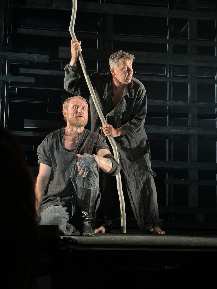 Появление Пугачева. Спектакль «Пугачев» в театре «Мастерская П. Фоменко». Фото автора.