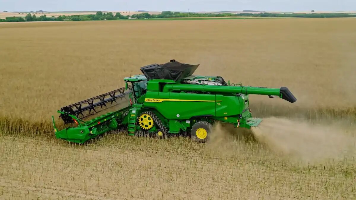 Фото: Скриншот с видео, опубликованного на YouTube-канале John Deere France John Deere выпускает на рынок новые зерноуборочные комбайны серии T5 и T6