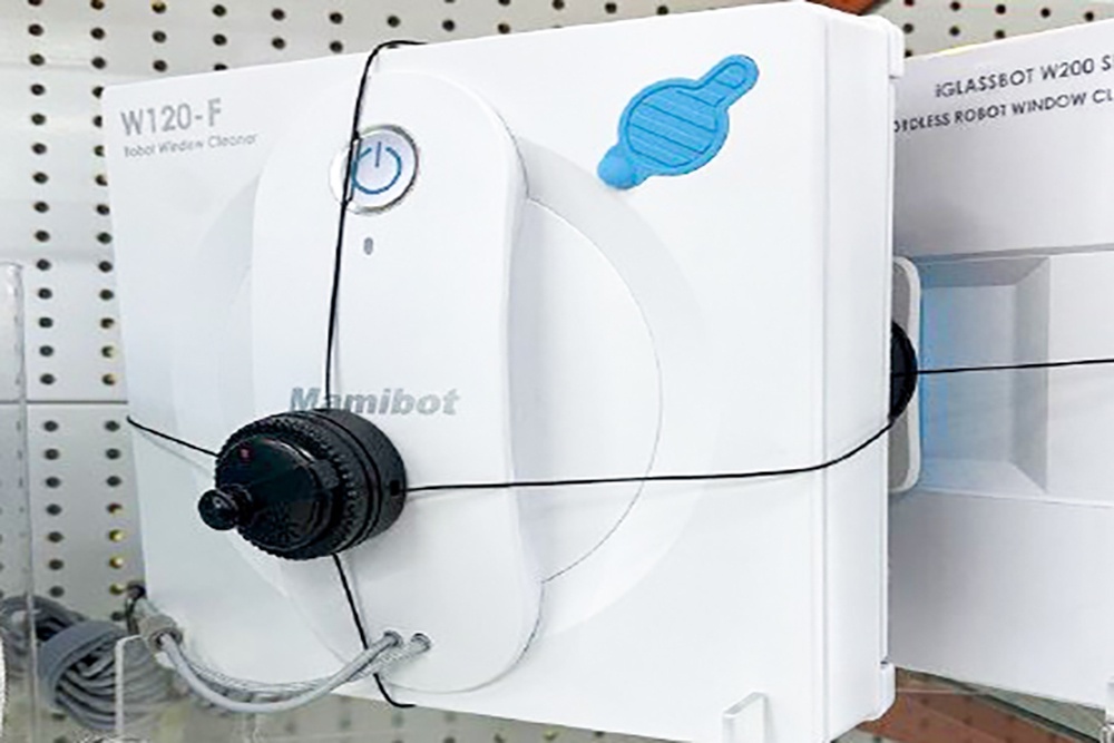    Квадратный робот-мойщик Mamibot W120-F. / Фото: Юлия Гуреева