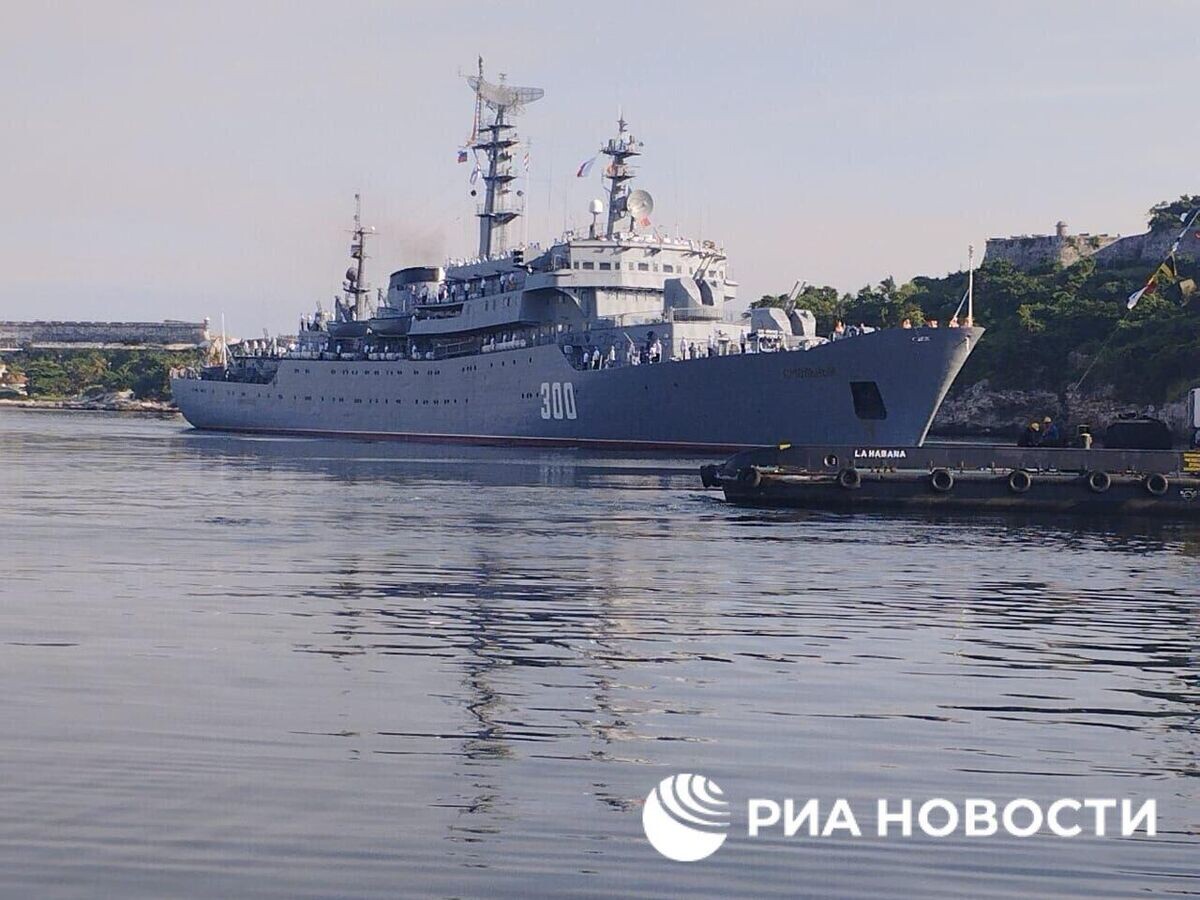    Корабль Балтийского флота "Смольный" в порту Гаваны© РИА Новости