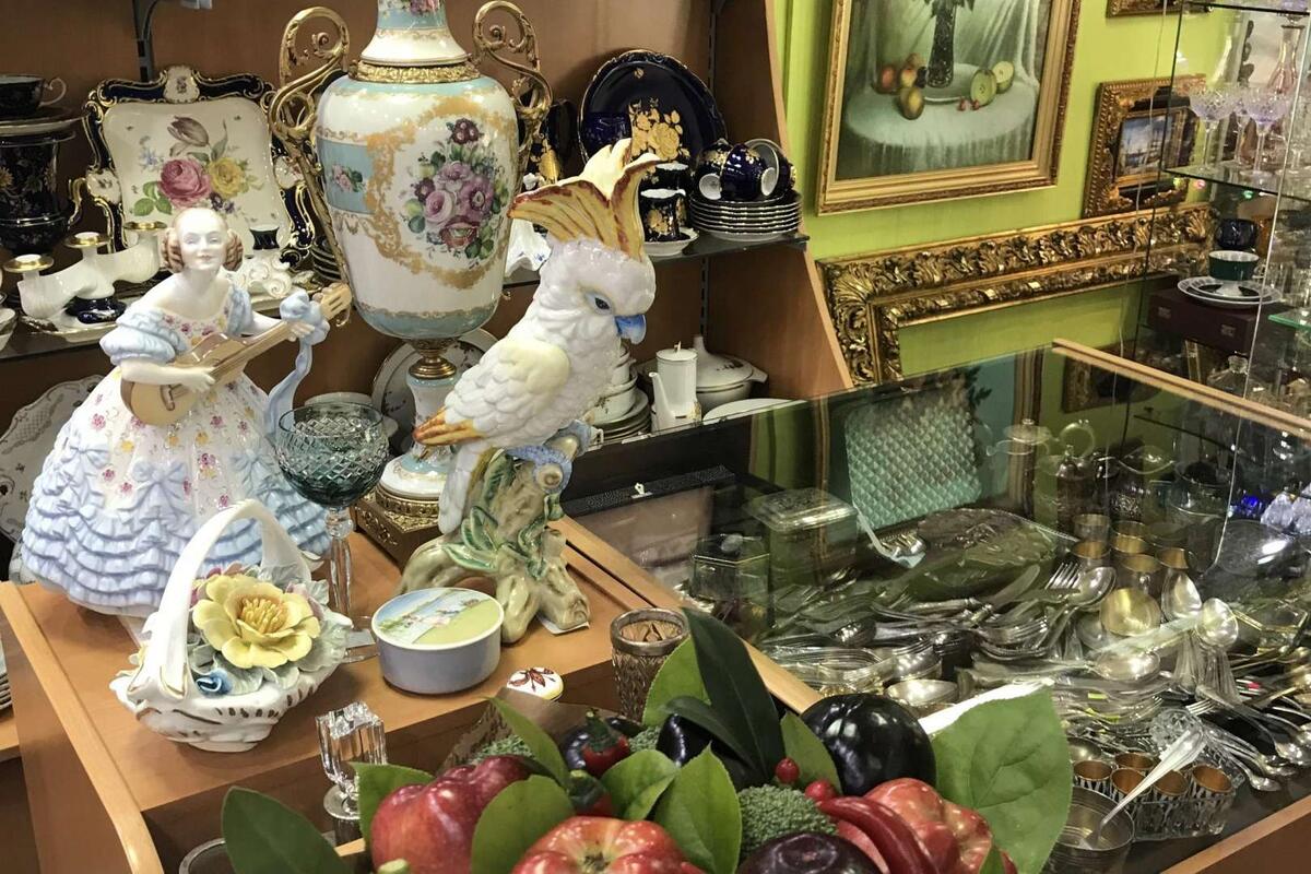 Комиссионный магазин. ДороХо и боХато. Но бывает скромнее и ближе к человеку по ценам и ассортименту.