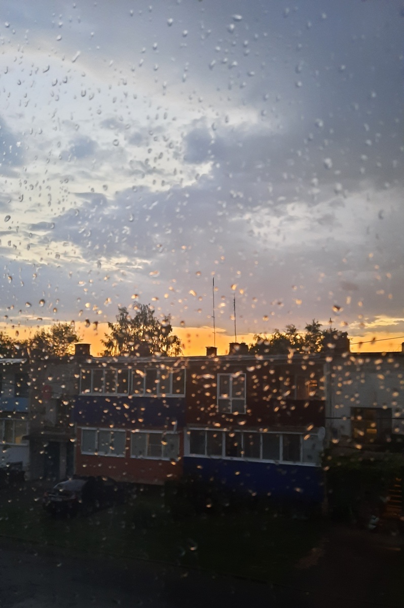 Недавно дождь был у нас, вот сфотографировала его на фоне заката) 