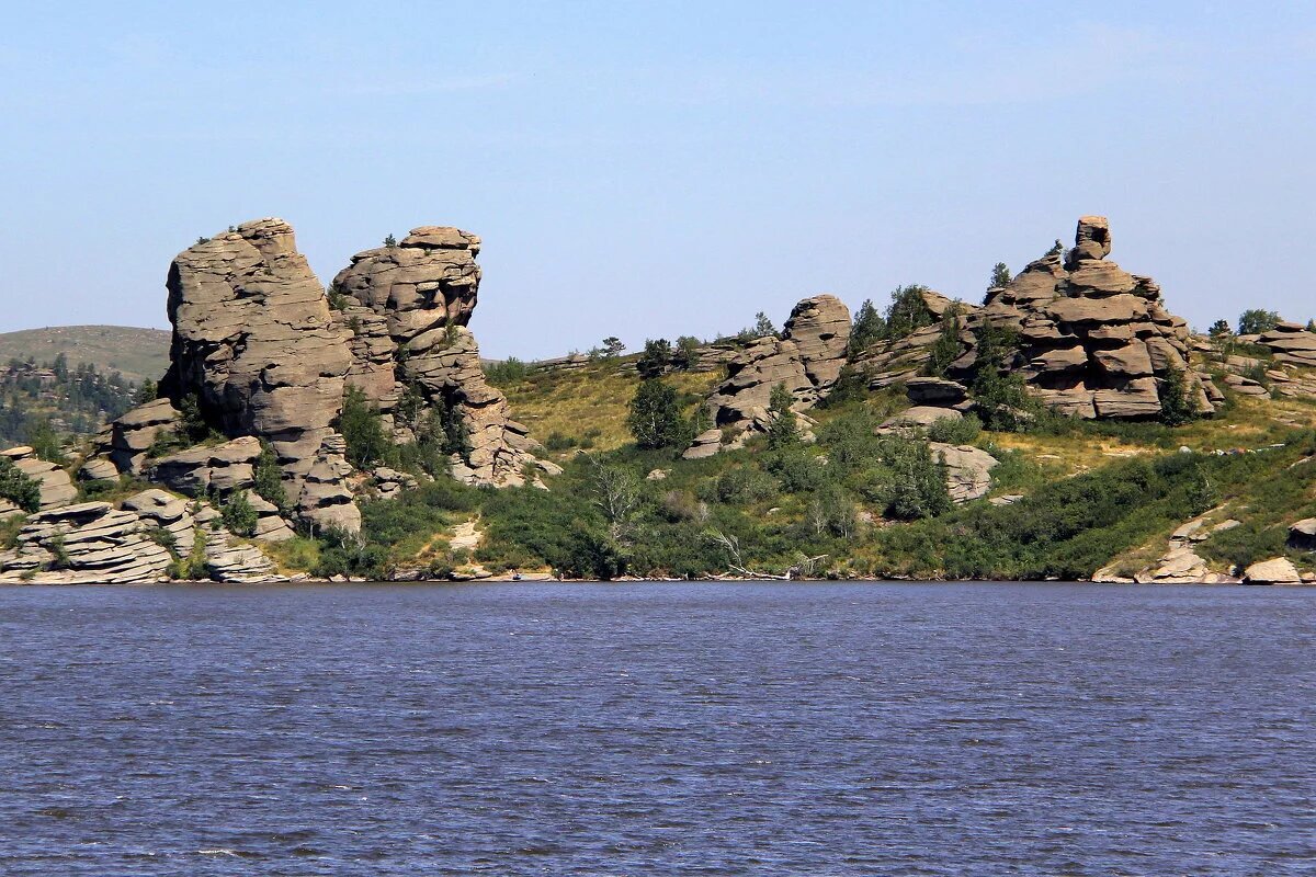 Это вот Савушки. Озеро с историей и о нем много чего в сетях можно найти. Очень необычный рельеф и ...КУПАТЬСЯ ТАМ -ПРОСТО НАСЛАЖДЕНИЕ! Фото из открытых источников.