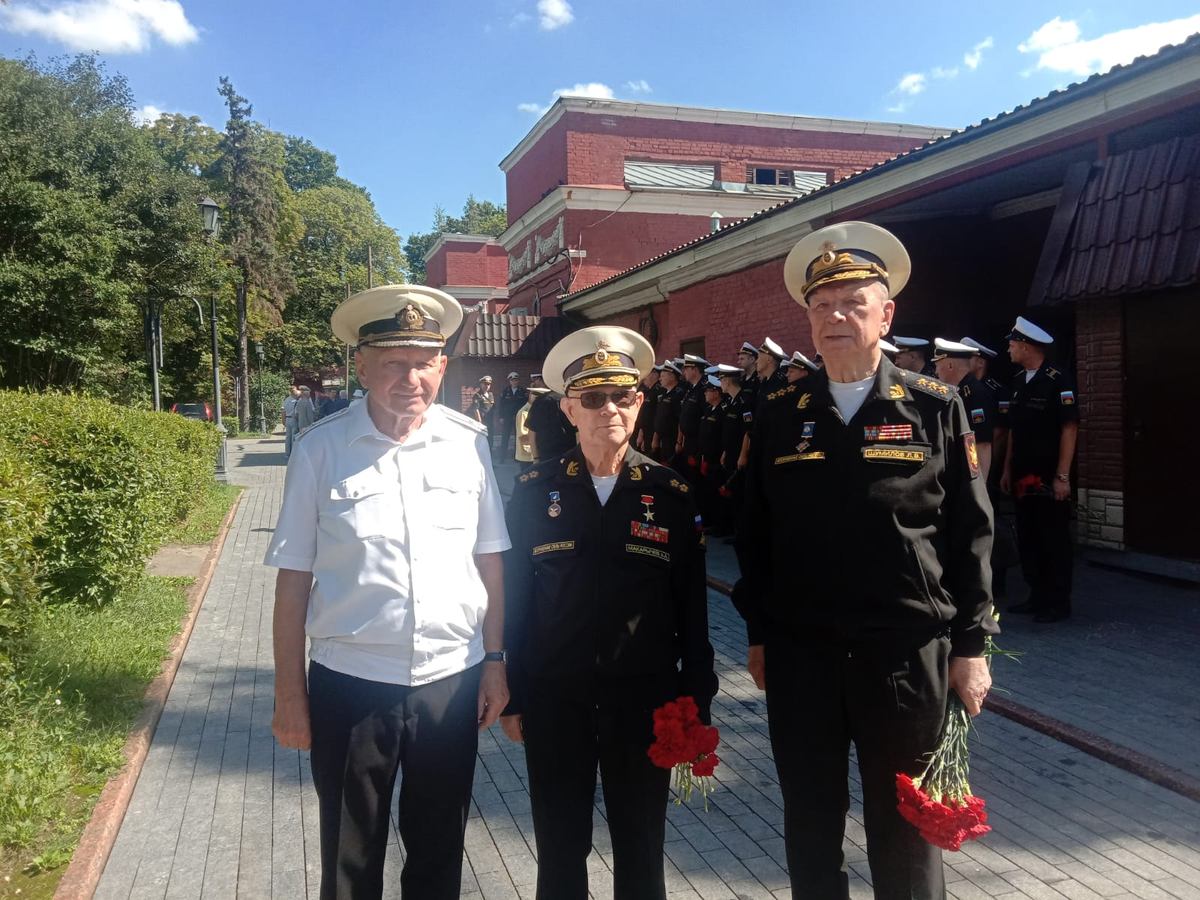На фото ветераны Военно-морского флота  генерал-полковник Шумилов Л.В., генерал-лейтенант Макарычев А.А. и капитан 1 ранга Егоров А.Л.во время торжества.