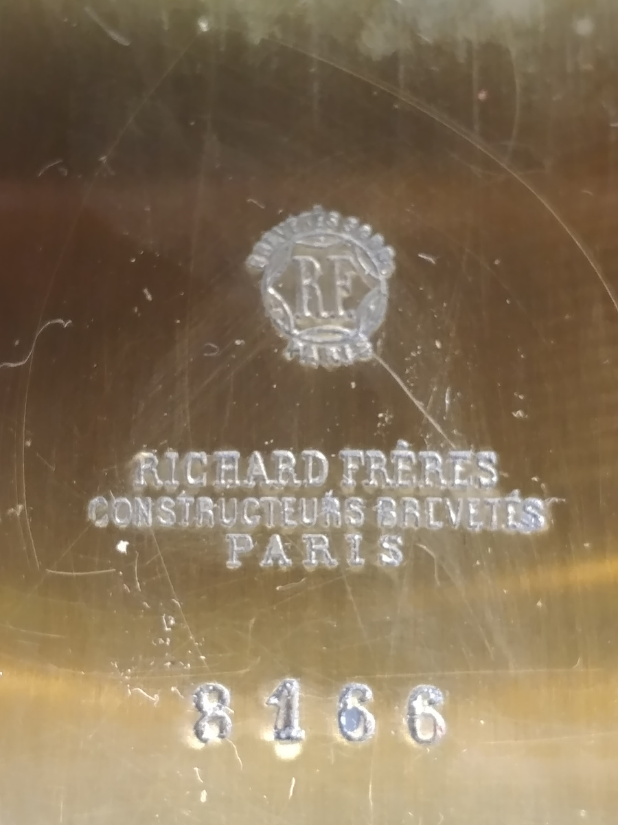 Логотип фирмы Richard Frères, constructeurs brevetés на механизме